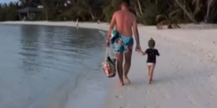 Caçada relâmpago: pequeno tubarão surpreende turistas ao capturar peixe em águas rasas nas Maldivas