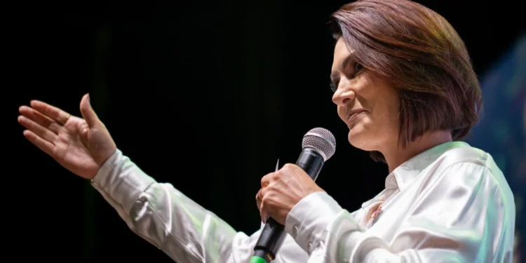 Michelle Bolsonaro sinaliza a aliados que vai ser candidata ao Senado