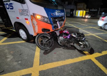 Micro-ônibus provoca grave acidente e deixa três feridos em Manaus