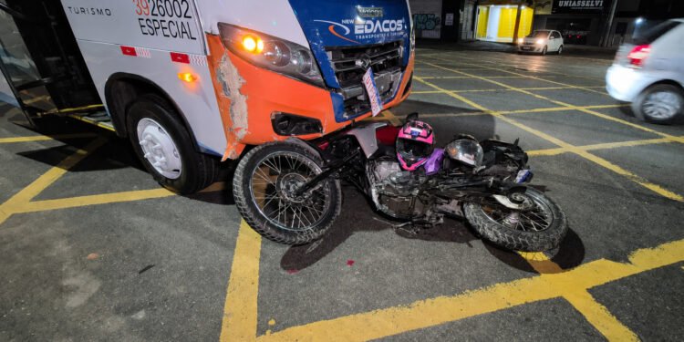 Micro-ônibus provoca grave acidente e deixa três feridos em Manaus
