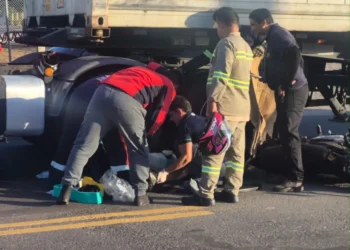 Motociclista fica gravemente ferido após acidente com carreta no Distrito Industrial em Manaus