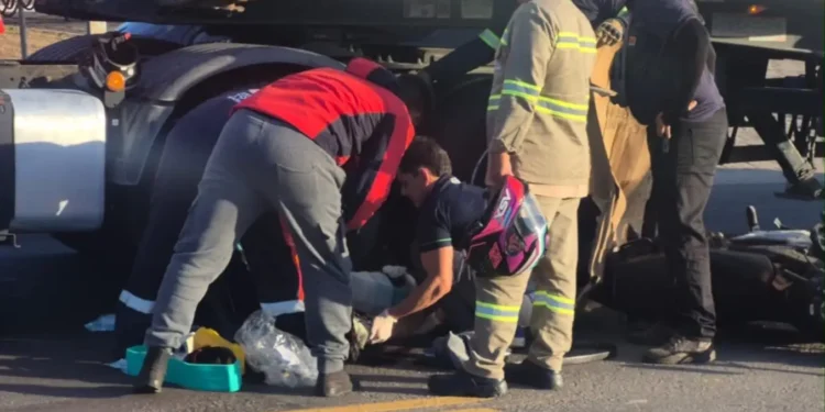 Motociclista fica gravemente ferido após acidente com carreta no Distrito Industrial em Manaus