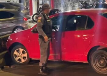 Motorista com suspeita de embriaguez provoca série de acidentes e termina em colisão na Avenida Nilton Lins