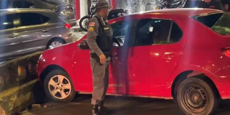 Motorista com suspeita de embriaguez provoca série de acidentes e termina em colisão na Avenida Nilton Lins