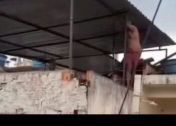 Homem tenta segurar telhado durante forte ventania no Rio de Janeiro e quase é arrastado pelo vento