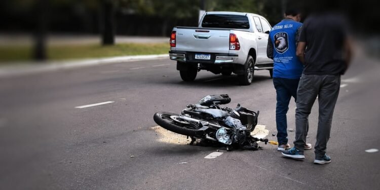 Suspeito de roubar motocicleta morre em grave acidente durante fuga na Avenida Coronel Teixeira