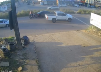 Câmeras registram motociclista e passageiro sendo arremessados após forte colisão na AM-070
