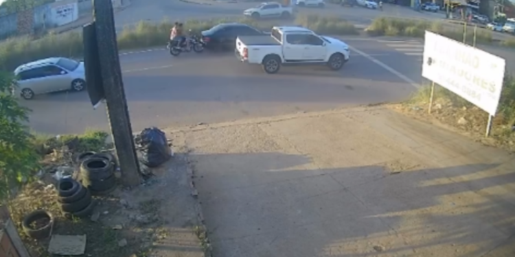 Câmeras registram motociclista e passageiro sendo arremessados após forte colisão na AM-070