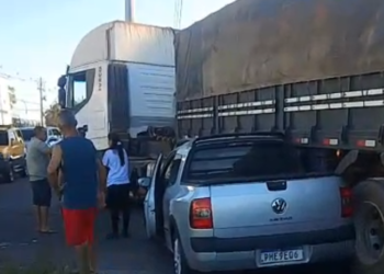Conversão de caminhão termina com carro prensado e trânsito lento na Autaz Mirim