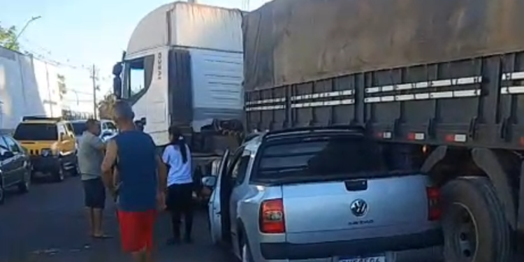 Conversão de caminhão termina com carro prensado e trânsito lento na Autaz Mirim