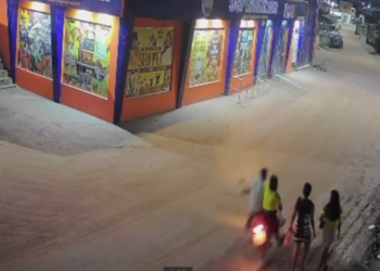 Mulher é atropelada por motociclista ao retornar de culto e filhas presenciam cena de desespero no AM
