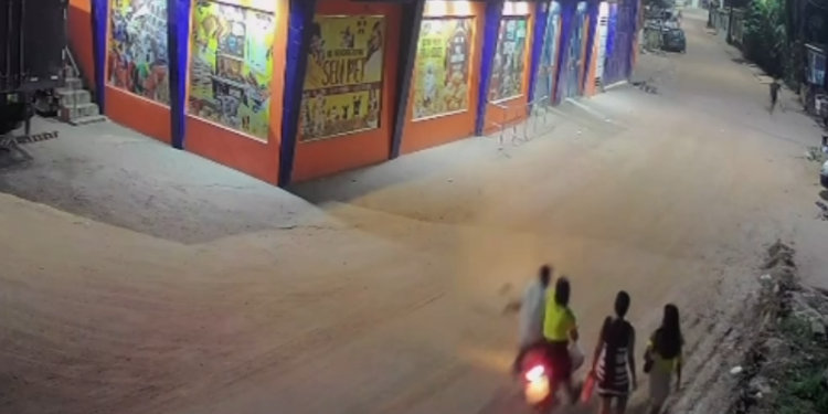 Mulher é atropelada por motociclista ao retornar de culto e filhas presenciam cena de desespero no AM