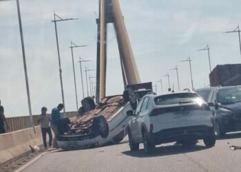 Carro fica capotado em acidente na Ponte do Rio Negro em Manaus