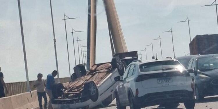 Carro fica capotado em acidente na Ponte do Rio Negro em Manaus
