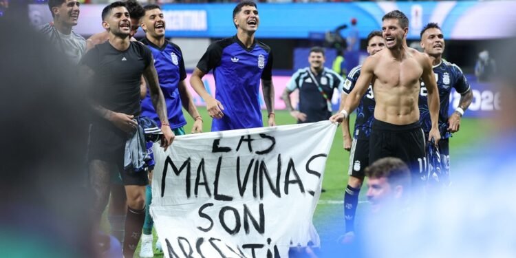 Veja as punições que a Argentina pode sofrer da Fifa por conta da faixa sobre as Malvinas