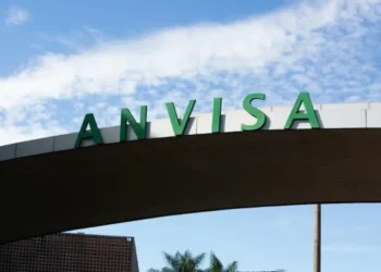 Anvisa proíbe lotes de limpador de pisos Limpash e antimofo da Eucatex