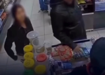 Briga em padaria: discussão por salgados acaba em troca de agressões e cena é filmada