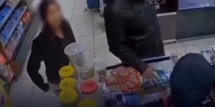 Briga em padaria: discussão por salgados acaba em troca de agressões e cena é filmada