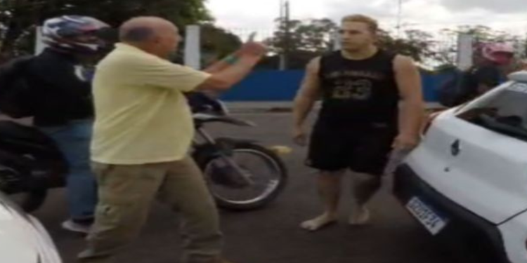 Colisão entre veículos termina em briga de trânsito em Manaus