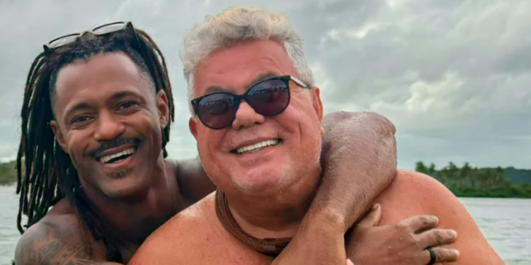 Milton Cunha curte praia em Maceió ao lado do namorado: ‘Amor lindo’