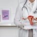 Brasileiro cruza país em avião para levar tratamento para endometriose
