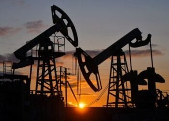 Petróleo atinge maior patamar em um mês com redução do tráfego em Ormuz