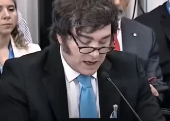 Milei assina decreto que prevê deportações por ataques à Argentina
