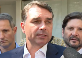 ‘Até o dia 5, tudo pode acontecer’: Flávio Bolsonaro diz que continua em busca de vice