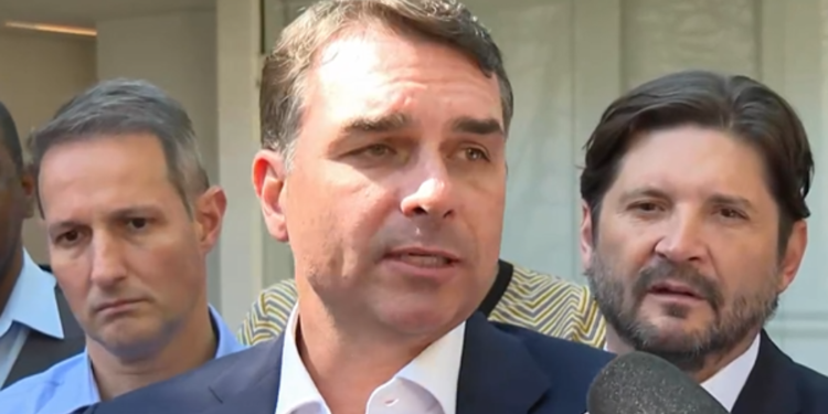 ‘Até o dia 5, tudo pode acontecer’: Flávio Bolsonaro diz que continua em busca de vice