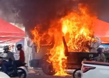 Caminhão pega fogo em avenida na Zona Leste de Manaus