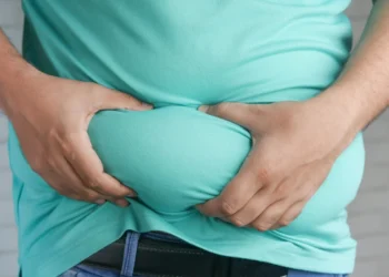 Gordura abdominal e baixa vitamina D dobram risco de morte após os 50
