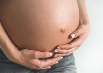 Por que muitas mulheres no Brasil querem parto normal, mas fazem cesárea?