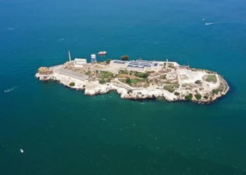 Barco afunda perto da Ilha de Alcatraz e pelo menos uma pessoa morre