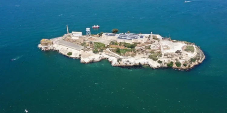 Barco afunda perto da Ilha de Alcatraz e pelo menos uma pessoa morre