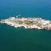 Barco afunda perto da Ilha de Alcatraz e pelo menos uma pessoa morre