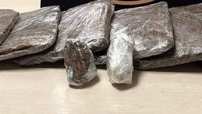 Mulher é presa com mais de 3 quilos de skunk presos ao corpo no Aeroporto de Manaus