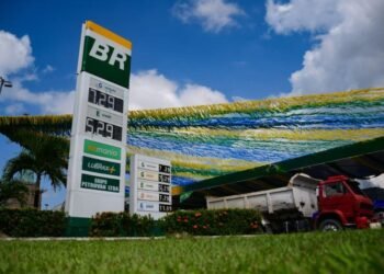 Gasolina sobe para R$ 7,29 em Manaus sem reajuste da refinaria