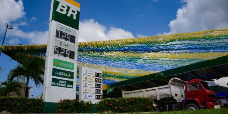 Gasolina sobe para R$ 7,29 em Manaus sem reajuste da refinaria