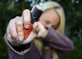 Mulheres podem comprar e usar spray de pimenta para defesa pessoal