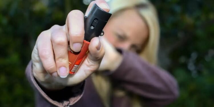Mulheres podem comprar e usar spray de pimenta para defesa pessoal