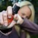 Mulheres podem comprar e usar spray de pimenta para defesa pessoal