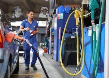 Subsídio de R$ 0,44 por litro da gasolina é prorrogado por 30 dias