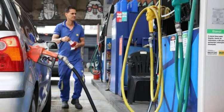 Subsídio de R$ 0,44 por litro da gasolina é prorrogado por 30 dias