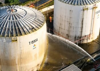 Vazamento de gás: Bombeiros mantêm resfriamento para evitar novo superaquecimento do tanque