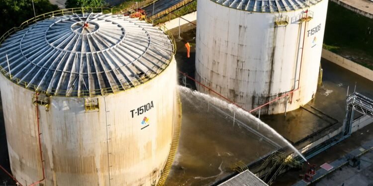 Vazamento de gás: Bombeiros mantêm resfriamento para evitar novo superaquecimento do tanque