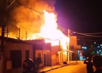 Incêndio assusta moradores e destrói parte de casa no Centro de Parintins