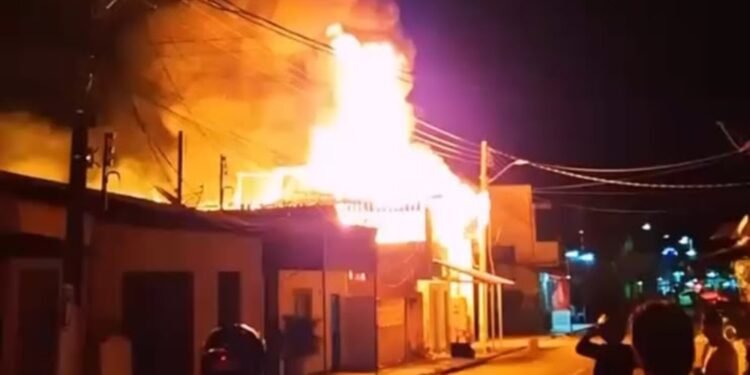 Incêndio assusta moradores e destrói parte de casa no Centro de Parintins