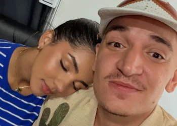 No hospital, João Gomes mostra companhia da esposa e brinca: “Date”.
