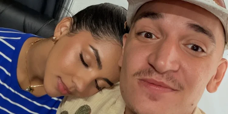 No hospital, João Gomes mostra companhia da esposa e brinca: “Date”.