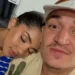 No hospital, João Gomes mostra companhia da esposa e brinca: “Date”.